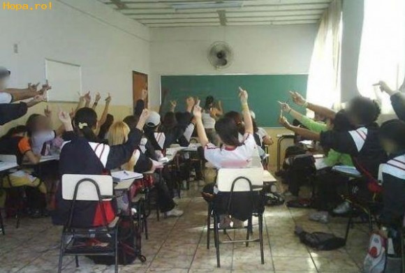 Diverse - Ce mult isi iubesc ei profesoara...