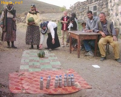 Diverse - Asa se joaca bowling in Irak