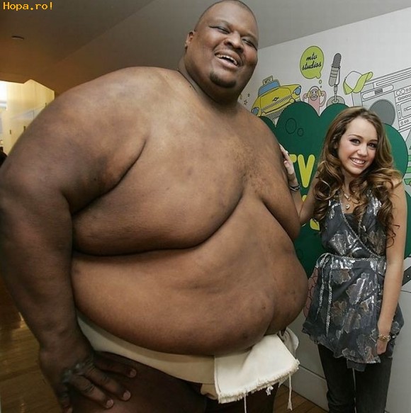 Celebritati - Un luptator de sumo şi Miley Cyrus