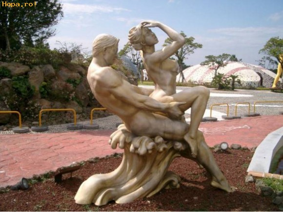Sexoase - Statuie sexoasa