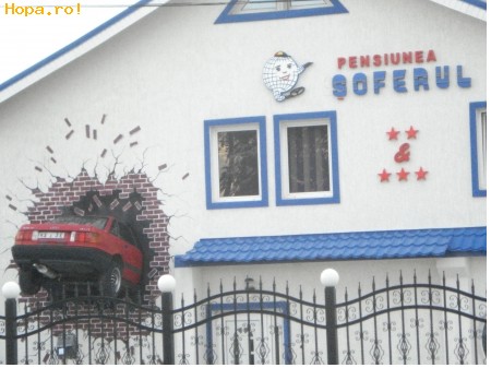 Din Romania - Masina se parcheaza in fata pensiunii nu in pensiune