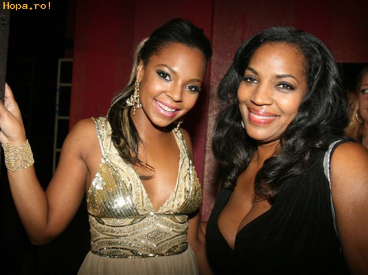 Celebritati - Ashanti si Tina Douglas