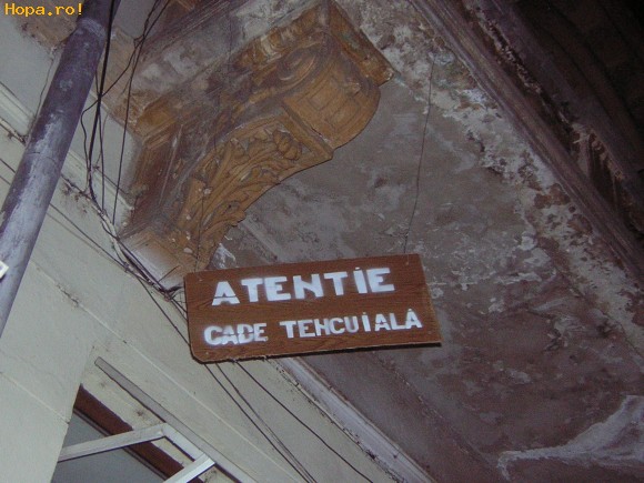 Din Romania - Atentie cade tencuiala !