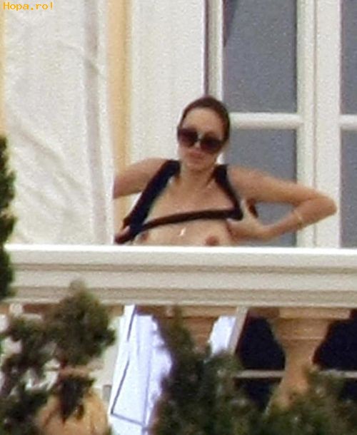 Sexoase - Angelina Jolie cu sanii la vedere