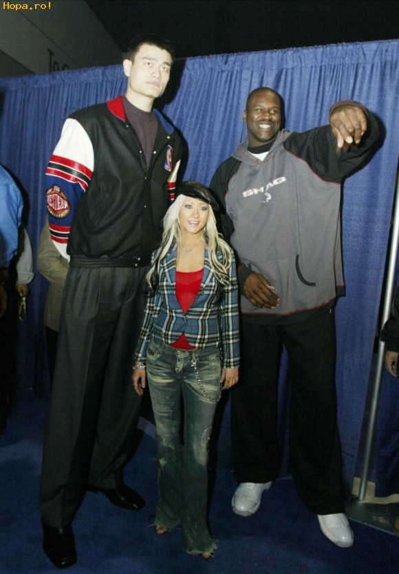 Celebritati - Cat de inalta este Christina Aguilera?