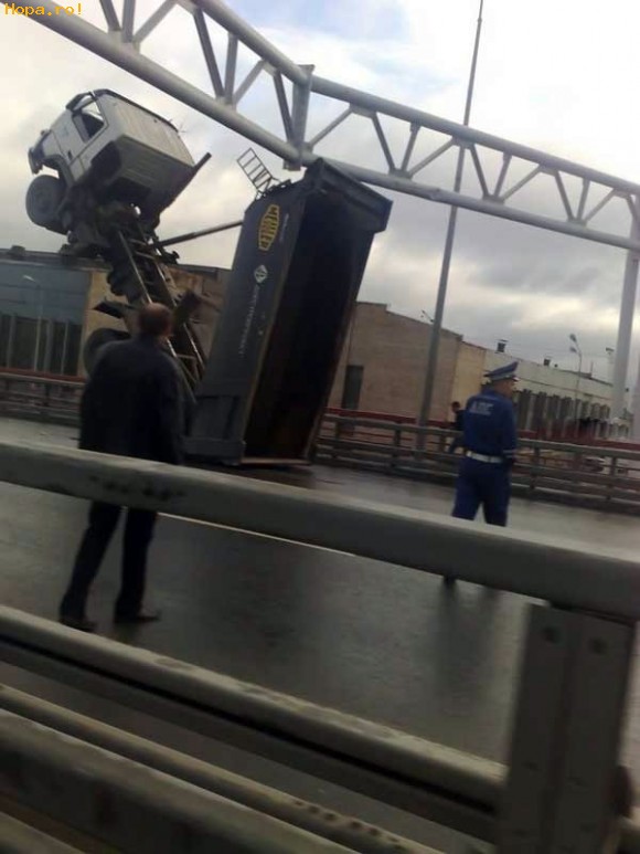 Auto Moto - Cu camionul in aer