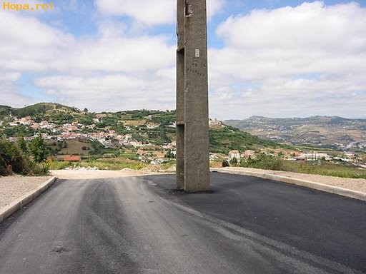 Ciudate - Se intampla si pe la altii - stalp in mijlocul strazii