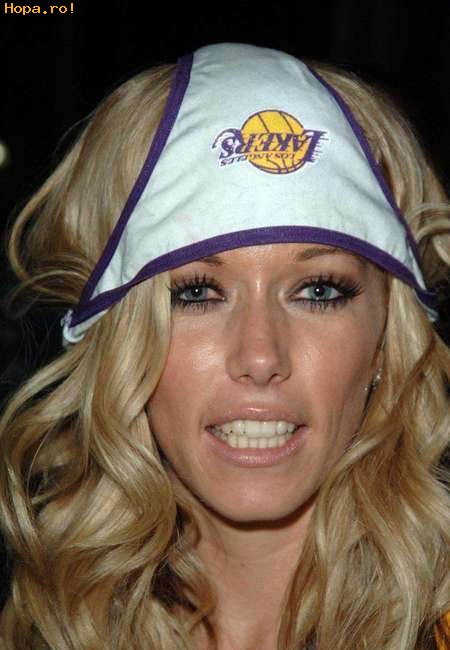 Celebritati - Kendra Wilkinson cu chilotii in cap
