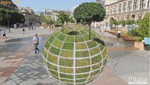 Iluzii - O sfera de gazon la Paris