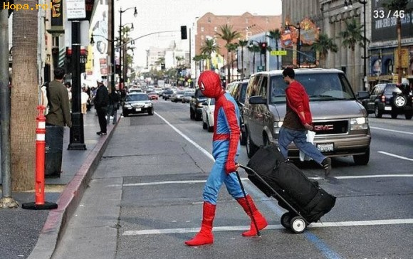 Celebritati - Spiderman la aeroport