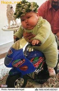 Copii - Oare ma tine motocicleta asta?