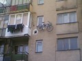 Din Romania - Cum sa parchezi bicicleta la bloc