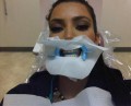 Celebritati - Kim Kardashian la dentist
