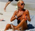 Celebritati - Donatella, topless pe plaja 