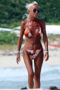 Celebritati - Donatella Versace ar trebui sa renunte la costumul de baie